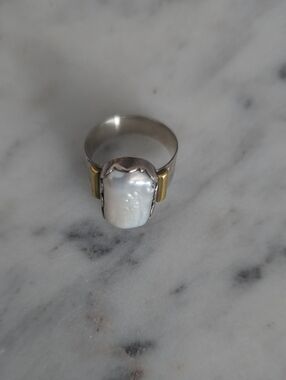 Baroque Pearl Ring with Two-Tone Metal Accents - White